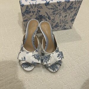 New Antonio Melani x Born on Fifth Blue Floral Pattern Heels. Size 6.5